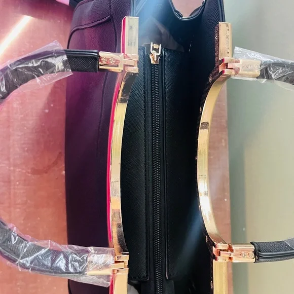 Elegant Black Handbag with Gold Accents - Picture 6 of 13